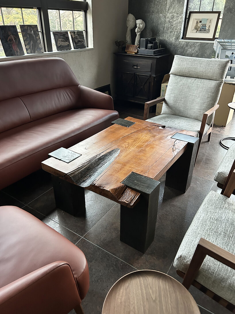 重厚感のある一枚板のローテーブルが置かれた部屋