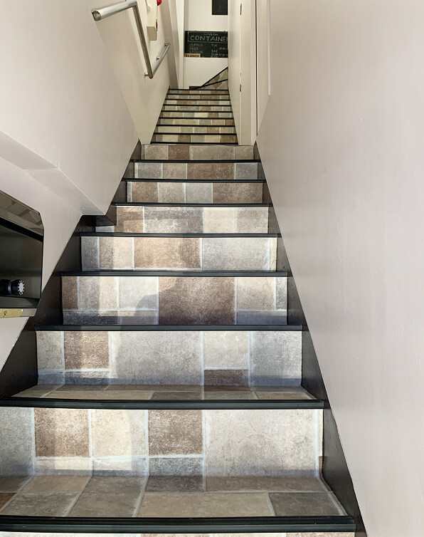 石目調のタイル、手すり付きの屋内階段