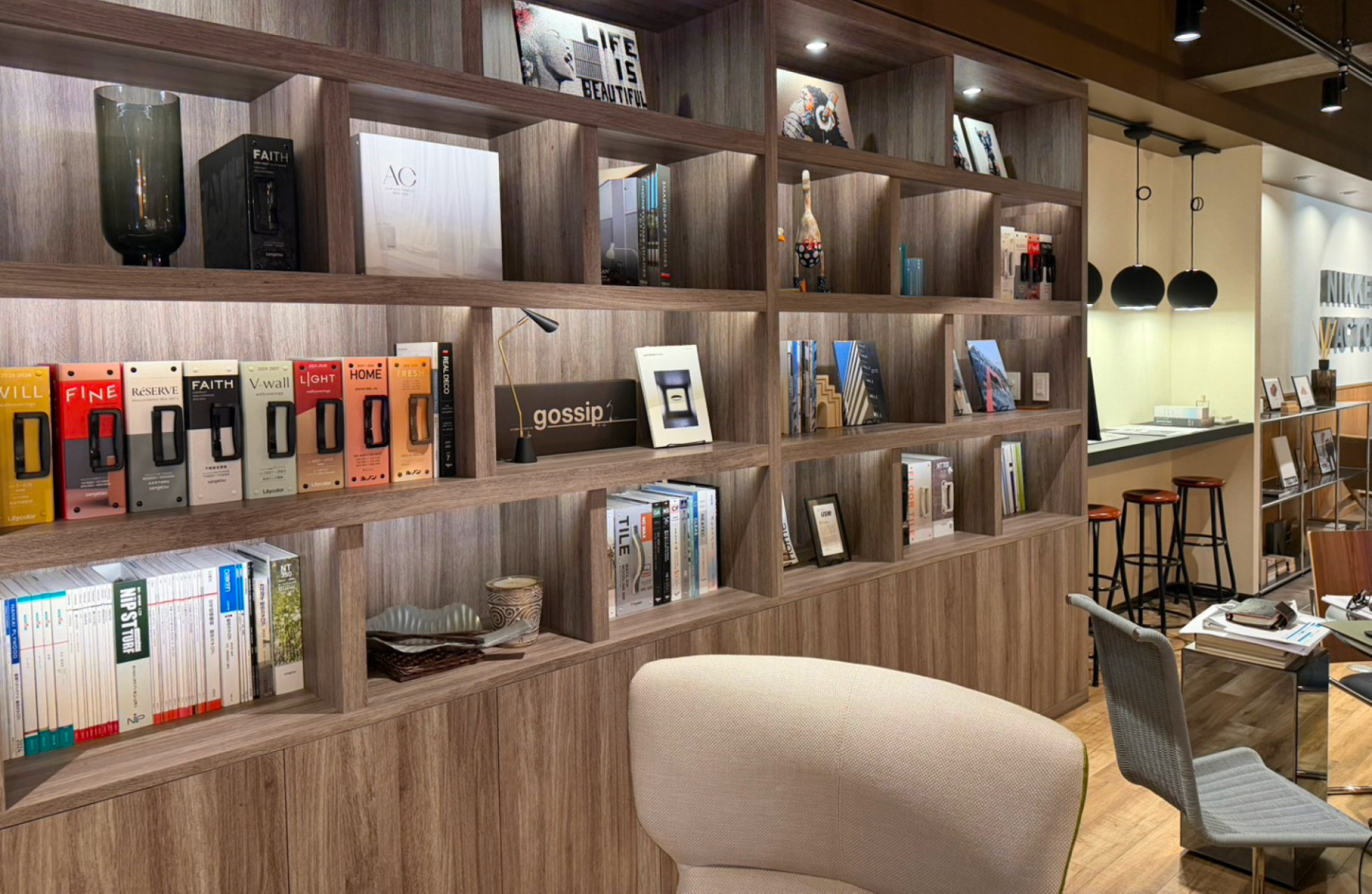 スポットライトに照らされた、カタログが並ぶ大きな木製棚