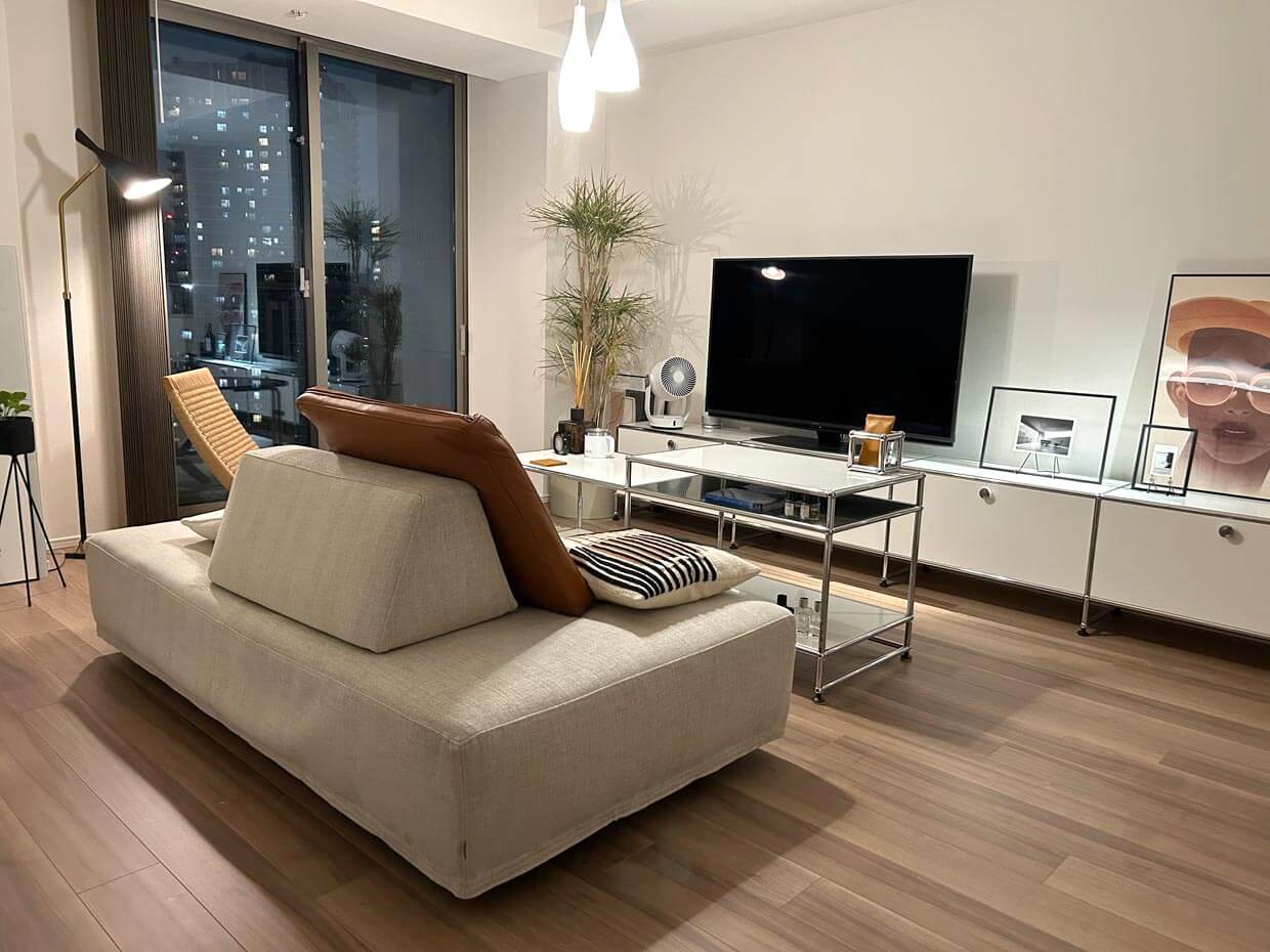 大きな窓から都会の夜景を望む、洗練されたリビングルーム