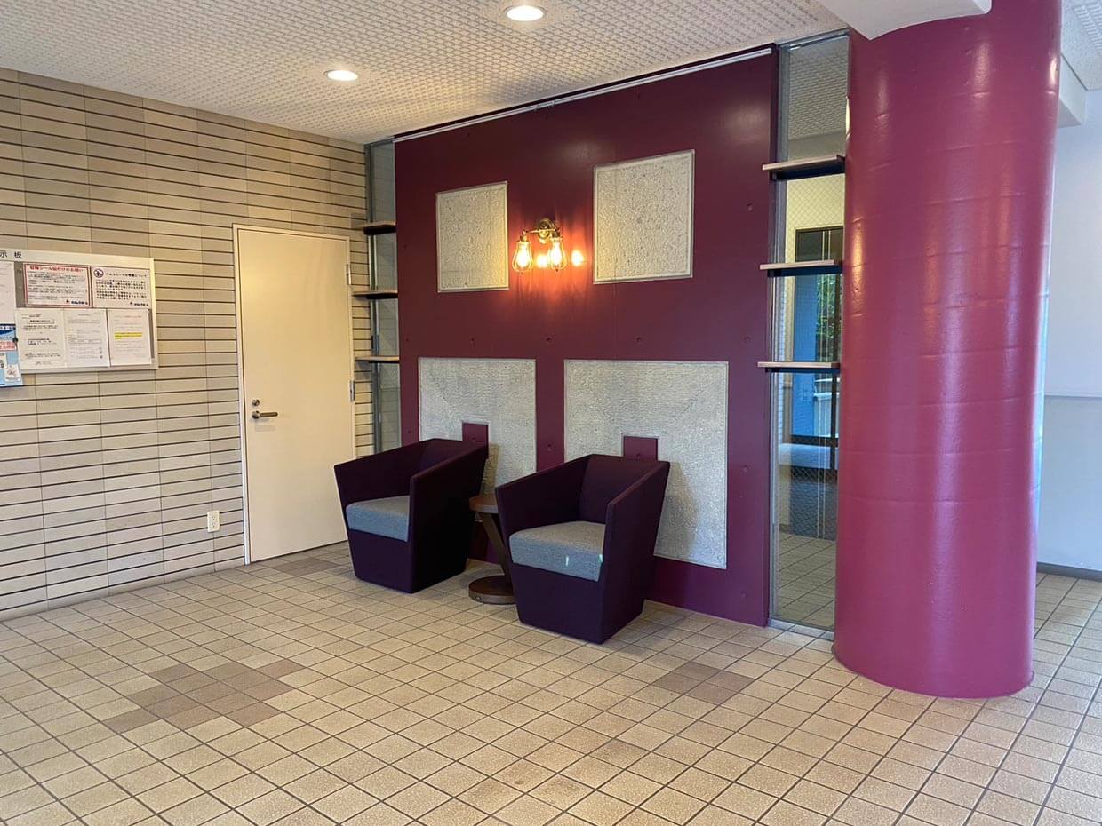 エントランスの灯りと椅子の施工