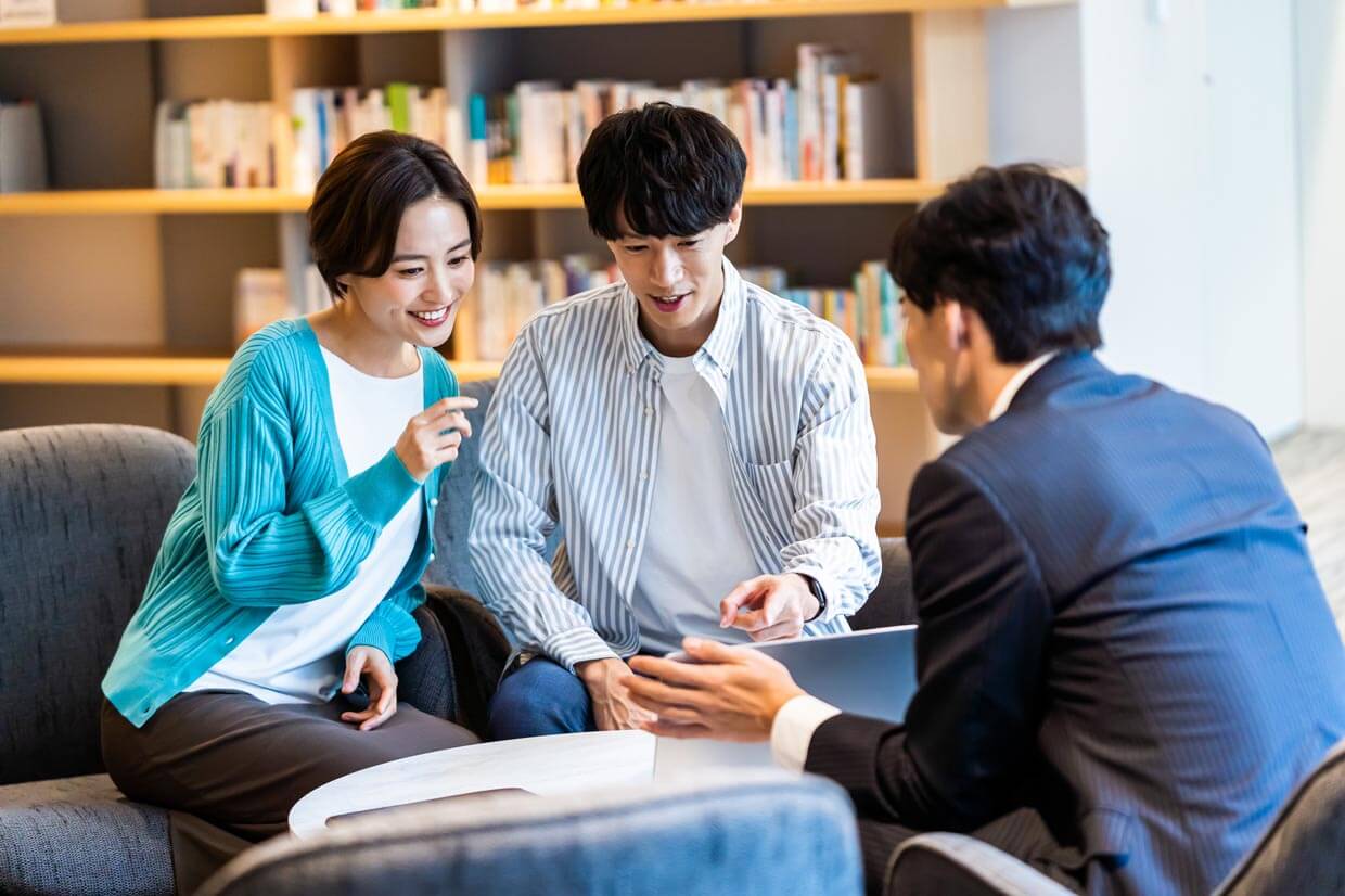 PCを前に資料を見ながら相談する様子