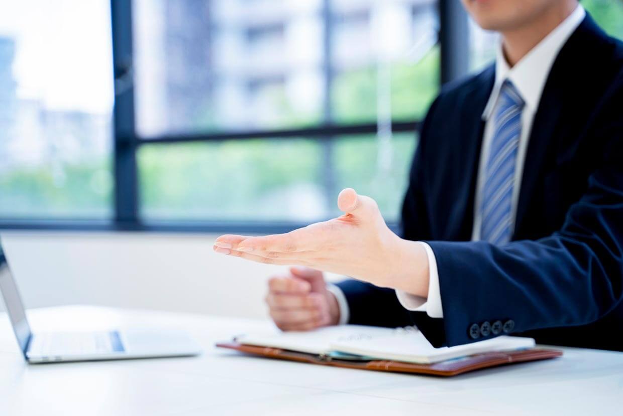 手を差し出す様子